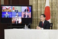 G7首脳によるテレビ会議に出席する岸田首相＝25日、首相公邸（内閣広報室提供）