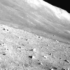 逆立ちのような姿勢で月面に着地した「SLIM（スリム）」（右上）＝1月20日