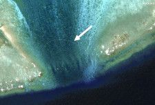 南シナ海のスカボロー礁近くに設置された障害物（矢印）を写した衛星画像＝22日（Maxar　Technologies提供、ロイター＝共同）