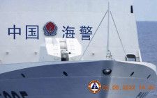 2022年8月、南シナ海のアユンギン礁付近で、覆いが外された中国海警局の艦船の艦砲（フィリピン沿岸警備隊提供・共同）