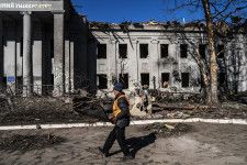 28日、ウクライナ東部ドネツク州で、ロシア軍の攻撃により被害を受けた建物（ゲッティ＝共同）