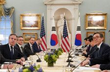 米ワシントンの国務省で会談するブリンケン米国務長官（左端）と韓国の趙兌烈外相（右端）＝28日（ロイター＝共同）