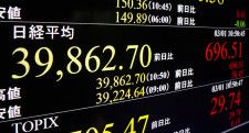 一時3万9800円台を付けて4万円に迫った日経平均株価を示すモニター＝1日午前、東京・東新橋