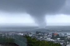 5日、沖縄県・伊江島で撮影された竜巻（目撃者提供）