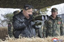 金正恩氏、人民軍の砲撃訓練指導　米韓演習に対抗、軍事圧力高める