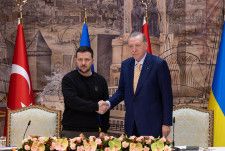 共同記者会見後、握手するウクライナのゼレンスキー大統領（左）とトルコのエルドアン大統領＝8日、トルコ・イスタンブール（ゲッティ＝共同）