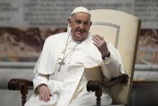 9日、バチカンでの集まりに参加したローマ教皇フランシスコ（AP＝共同）