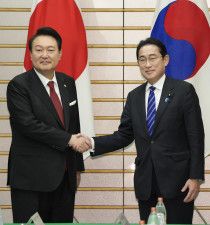 日韓首脳会談で握手する岸田首相（右）と韓国の尹錫悦大統領＝2023年3月、首相官邸