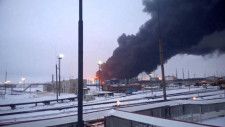 13日、ロシア・リャザニ州で、ウクライナ保安局の無人機攻撃の後、製油所から上がる煙（ロイター通信が入手した映像から、ロイター＝共同）