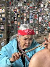 伝説のタトゥーは点三つ、入れ墨師は世界最高齢　フィリピン先住民の村に外国人観光客殺到