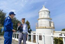 約70年ぶりに釣島灯台を訪れた高山征雄さん（右）＝2月、松山市