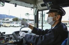 八木新宮線の乗務を26年間担当する景山太一さん＝2024年2月、奈良県葛城市