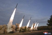 北朝鮮で行われた「超大型放射砲」6発の発射訓練＝18日（朝鮮中央通信＝共同）