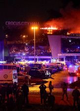 モスクワ郊外のコンサートホールから上がる炎。迷彩服を着た数人が公演を待っていた観客らに向けて発砲した＝22日（AP＝共同）