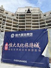 建設工事が止まっている中国恒大集団の巨大複合施設＝2月、中国貴州省貴陽市（共同）