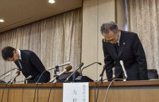神戸大の非公認サークルの学生らによる不適切行為について謝罪する大村直人副学長（右）ら＝25日午後、神戸市