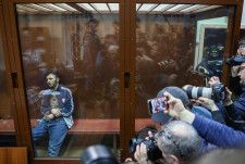 24日、モスクワの裁判所に出廷した銃乱射テロの被告の一人（タス＝共同）
