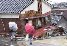 地震で倒壊した石川県輪島市の家屋＝3月26日