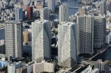 立ち並ぶ高層マンション＝東京都中央区