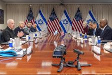 会談するオースティン米国防長官（右端）とイスラエルのガラント国防相（左端）＝26日、ワシントンの国防総省（AP＝共同）