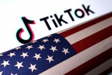 米国の国旗とTikTokのロゴ＝20日（ロイター＝共同）