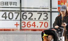 日経平均株価の終値を示すモニター＝27日午後、東京都中央区