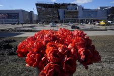 モスクワ郊外で起きた銃乱射事件の現場近くに供えられた花＝27日（AP＝共同）