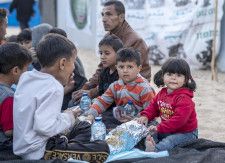 イスラム教のラマダン（断食月）で日没後の夕食を取るパレスチナの避難民＝27日、ガザ南部ラファ（ゲッティ＝共同）