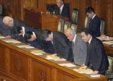 参院本会議で2024年度予算が可決、成立し、一礼する岸田首相（右端）ら＝28日午後