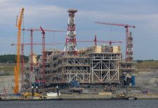 2022年7月、ロシア北部で建設中の「アークティックLNG2」の施設（ロイター＝共同）