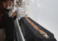 奈良県立橿原考古学研究所付属博物館で一般公開が始まった蛇行剣＝30日午後、橿原市