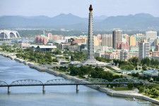 北朝鮮の首都平壌を流れる大同江。右岸にそびえるのは主体思想塔＝2018年9月（共同）
