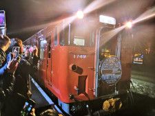 JR富良野駅に到着した根室線富良野―新得間の最終列車＝31日夜