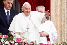 31日、バチカンのサンピエトロ大聖堂のバルコニーで、手を振るローマ教皇フランシスコ（ロイター＝共同）