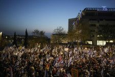 3月31日、エルサレムのイスラエル国会前で開かれた反ネタニヤフ政権集会（AP＝共同）
