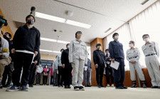 石川県輪島市の辞令交付式で市長の訓示を聞く新規採用職員ら＝1日午前、輪島市役所