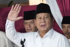 インドネシア・ジャカルタで、支持者に手を振るプラボウォ国防相＝3月20日（AP＝共同）