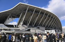 2月、プレシーズンマッチに大勢の人が訪れたJ1広島の新本拠地「エディオンピースウイング広島」＝広島市