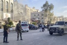 イスラエルによるとみられる攻撃後に煙を上げる建物＝1日、シリアの首都ダマスカス（ロイター＝共同）
