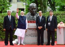 G7広島サミット開催時に広島市の平和記念公園近くに設置されたガンジー像。除幕式にはインドのモディ首相（左から2人目）も出席した＝2023年5月
