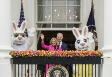 1日、米ホワイトハウスで、イースターを祝うイベントに参加したバイデン大統領（右）と妻のジルさん（ロイター＝共同）