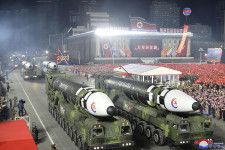 平壌での軍事パレードで披露された北朝鮮の弾道ミサイル＝2023年2月8日（朝鮮中央通信提供、AP＝共同）