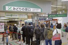 東北新幹線の東京―仙台間が運転見合わせとなり、混雑するJR福島駅＝2日午前9時3分