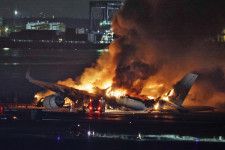 羽田空港のC滑走路で炎上する日航機＝1月