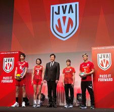 日本バレーボール協会が発表した新エンブレム（上）と撮影に応じる女子代表主将の古賀紗理那（左から2人目）ら＝2日、東京都内