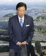 記者団の取材に応じる静岡県の川勝平太知事。唐突に辞意を表明した＝2日午後、静岡県庁