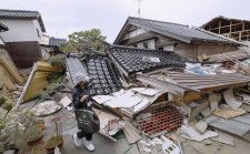 地震で倒壊したまま残る石川県珠洲市の家屋＝2日午後