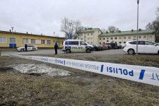 2日、発砲事件が発生し、立ち入りが制限されたフィンランド首都ヘルシンキ郊外の学校（Lehtikuva/MARKKU　ULANDER提供・ロイター＝共同）