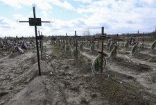 ウクライナの首都キーウ近郊ブチャの氏名表記がない墓標＝昨年3月（共同）