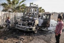 イスラエル軍の攻撃で破壊された支援団体の車両＝2日、ガザ地区中部デールバラハ（ゲッティ＝共同）